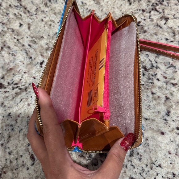 🆕Dooney & Bourke Disney Vacation Club Resorts
Zippered Wristlet Wallet